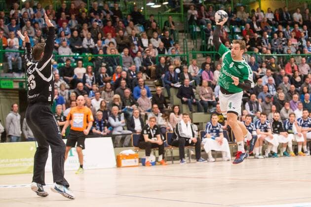 Torwurf von Sebastian Kraus ( 4, DJK Rimpar Wölfe) gegen Bastian Rutschmann ( 23, Bergischer HC) Bergischer HC vs. DJK Rimpar Wölfe, Handball, 2. Handball Bundesliga, 31.03.18 Wuppertal NRW Deutschland Uni-Halle