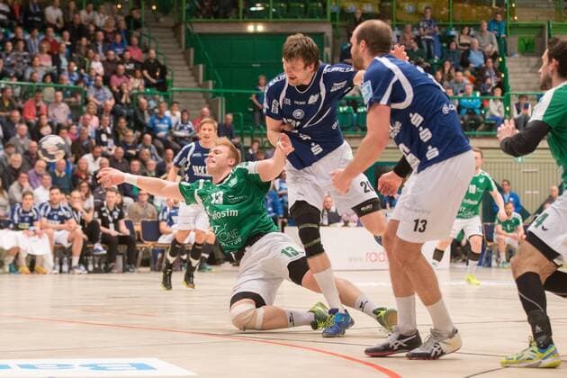 Torwurf von Patrick Gempp ( 13, DJK Rimpar Wölfe) gegen Csaba Szücs ( 20, Bergischer HC) und Kristian Nippes ( 13, Bergischer HC) Bergischer HC vs. DJK Rimpar Wölfe, Handball, 2. Handball Bundesliga, 31.03.18 Wuppertal NRW Deutschland Uni-Halle