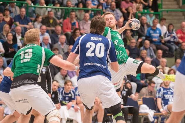 Steffen Kaufmann ( 18, DJK Rimpar Wölfe) beim Wurf gegen Csaba Szücs ( 20, Bergischer HC), links Patrick Gempp ( 13, DJK Rimpar Wölfe) Bergischer HC vs. DJK Rimpar Wölfe, Handball, 2. Handball Bundesliga, 31.03.18 Wuppertal NRW Deutschland Uni-Halle