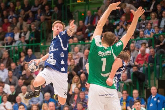 Linus Arnesson ( 24, Bergischer HC) beim Wurf gegen Stefan Schmitt ( 7, DJK Rimpar Wölfe) Bergischer HC vs. DJK Rimpar Wölfe, Handball, 2. Handball Bundesliga, 31.03.18 Wuppertal NRW Deutschland Uni-Halle