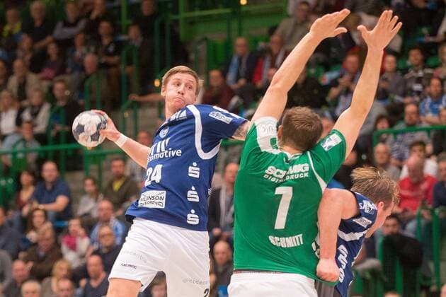 Linus Arnesson ( 24, Bergischer HC) beim Wurf gegen Stefan Schmitt ( 7, DJK Rimpar Wölfe) Bergischer HC vs. DJK Rimpar Wölfe, Handball, 2. Handball Bundesliga, 31.03.18 Wuppertal NRW Deutschland Uni-Halle
