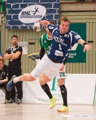 Max Darj ( 5, Bergischer HC) beim Wurf Bergischer HC vs. DJK Rimpar Wölfe, Handball, 2. Handball Bundesliga, 31.03.18 Wuppertal NRW Deutschland Uni-Halle