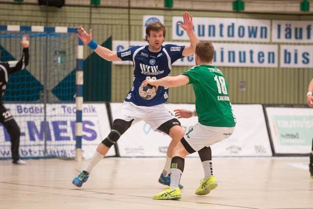 Steffen Kaufmann ( 18, DJK Rimpar Wölfe) im Angriff gegen Csaba Szücs ( 20, Bergischer HC) Bergischer HC vs. DJK Rimpar Wölfe, Handball, 2. Handball Bundesliga, 31.03.18 Wuppertal NRW Deutschland Uni-Halle