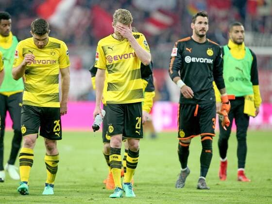 Themen der Woche - SPORT Bilder des Tages - SPORT Sokratis Papastathopoulos ( Borussia Dortmund 25 ) Andre Schuerrle ( Borussia Dortmund 21 ) Roman Buerki ( Borussia Dortmund 38 ) nach dem 6:0, FC Bayern Muenchen vs. Borussia Dortmund, 1.Bundesliga, Fussball, 31.03.2018, Muenchen *** Sokratis Papastathopoulos Borussia Dortmund 25 Andre Schuerrle Borussia Dortmund 21 Roman Buerki Borussia Dortmund 38 After 6 0 FC Bayern Muenchen vs. Borussia Dortmund 1 Bundesliga Soccer 31 03 2018 Muenchen Copyright: xLanger Eibner-Pressefotox EP_HLR
