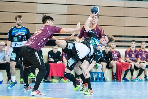 Felix Handschke (Nr.22, Vikings) wird unsaft gebremst von Savvas Savvas (Nr.77, Hildesheim) und Fynn Wiebe (Nr.24, Hildesheim) HC Rhein Vikings vs. Eintracht Hildesheim, Handball, 2. Bundesliga, 31.03.18 Düsseldorf NRW Deutschland Castello