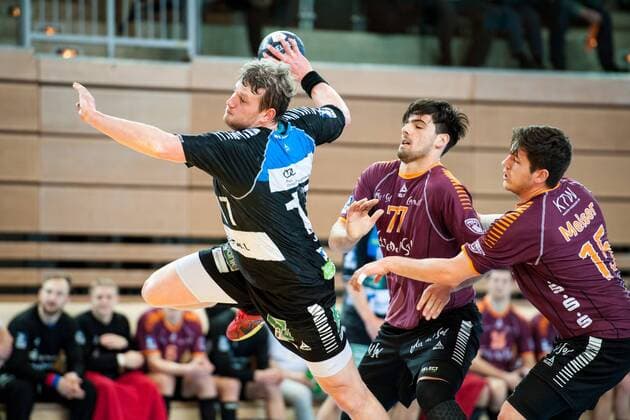 Bennet Johnen (Nr.17, Vikings) wift auf das Tor und kann von Savvas Savvas (Nr.77, Hildesheim) und Chris Meiser (Nr.15, Hildesheim) nicht aufgehalten werden HC Rhein Vikings vs. Eintracht Hildesheim, Handball, 2. Bundesliga, 31.03.18 Düsseldorf NRW Deutschland Castello