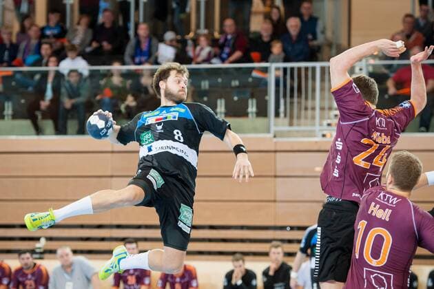 Christopher Klasmann (Nr.8, Vikings) beim Wurf auf das Tor des Gegners. Fynn Wiebe (Nr.24, Hildesheim) versucht den Ball noch abzuwehren. HC Rhein Vikings vs. Eintracht Hildesheim, Handball, 2. Bundesliga, 31.03.18 Düsseldorf NRW Deutschland Castello