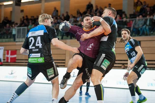 Niko Tzoufras (Nr.23, Hildesheim) sucht den Weg zum Tor, wird aber von Teo Coric (Nr.18, Vikings) gebremst. Links Thomas Bahn (Nr.24, Vikings) und rechts Heider Thomas (Nr.10, Vikings) HC Rhein Vikings vs. Eintracht Hildesheim, Handball, 2. Bundesliga, 31.03.18 Düsseldorf NRW Deutschland Castello