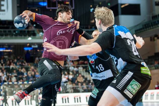 Angriff über Savvas Savvas (Nr.77, Hildesheim). Teo Coric (Nr.18, Vikings) und Thomas Bahn (Nr.24, Vikings) versuchen ihn am Abschluss zu hindern HC Rhein Vikings vs. Eintracht Hildesheim, Handball, 2. Bundesliga, 31.03.18 Düsseldorf NRW Deutschland Castello