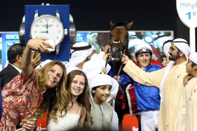Themen der Woche - SPORT Bilder des Tages - SPORT 31.03.2018, Dubai, UAE, VEREINIGTE ARABISCHE EMIRATE - The wife of Christophe Soumillon takes a picture of Thunder Snow and connection after winning the Dubai World Cup. Meydan racecourse. (Pferd, Thunder Snow, Sieg, Trainer, Suroor, al Maktoum) 180331D689DUBAI_MEYDAN.JPG *** 31 03 2018 Dubai UAE UNITED ARAB EMIRATES Thunder Snow Victory Coach Suroor al Maktoum 180331D689DUBAI MEYDAN JPG