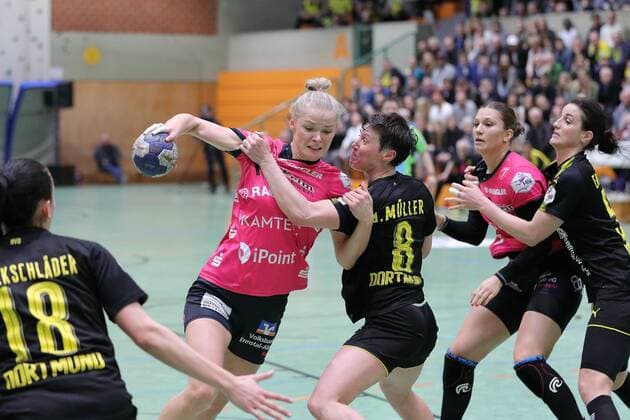 180331-BVB-Handballdamen vs TUS Metzingen; Saison 2017 18; 1. Bundesliga, Spiel 19, Sporthalle Wellinghoven, Dortmund Shenia Minevskaja beim Torwurf; Abwehr mit Chefin Mira Emberovics, Anne Mueller , Johanna Stockschlaeger; Julia Behnke Dortmund Copyright: xEIBNER Wolfgang_Stummbilligx EP_EER