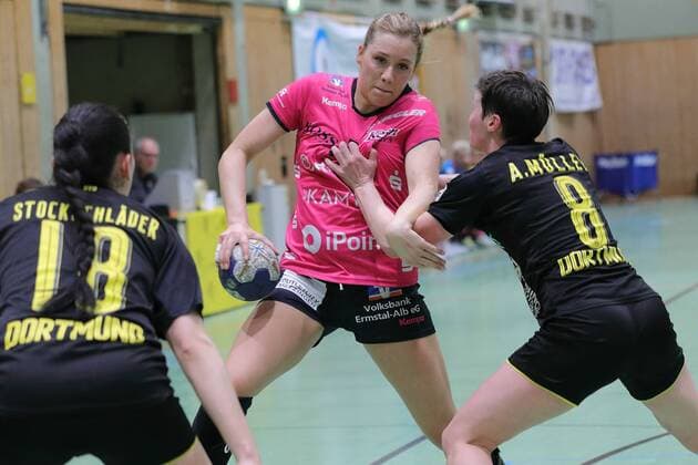 180331-BVB-Handballdamen vs TUS Metzingen; Saison 2017 18; 1. Bundesliga, Spiel 19, Sporthalle Wellinghoven, Dortmund Abwehrblock Anne Mueller und Johanna Stockschl?ger gegen gegen Marija Obradovic Dortmund Copyright: xEIBNER Wolfgang_Stummbilligx EP_EER