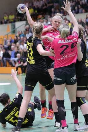 180331-BVB-Handballdamen vs TUS Metzingen; Saison 2017 18; 1. Bundesliga, Spiel 19, Sporthalle Wellinghoven, Dortmund Shenia Minevskaja im Anspielversuch auf Katharian Beddies und Annika Ingenpass; Abwehrblock mit Chefin Mira Emberovics, Harma van Kreij und Svenja Huber Dortmund Copyright: xEIBNER Wolfgang_Stummbilligx EP_EER