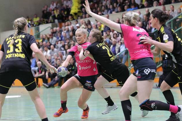 180331-BVB-Handballdamen vs TUS Metzingen; Saison 2017 18; 1. Bundesliga, Spiel 19, Sporthalle Wellinghoven, Dortmund Shenia Minevskaja im Anspielversuch auf Katharian Beddies und Annika Ingenpass; Abwehrblock mit Chefin Mira Emberovics, Harma van Kreij und Svenja Huber Dortmund Copyright: xEIBNER Wolfgang_Stummbilligx EP_EER