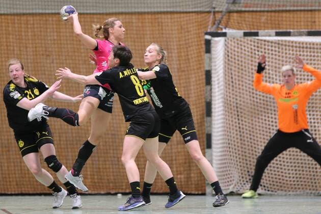 180331-BVB-Handballdamen vs TUS Metzingen; Saison 2017 18; 1. Bundesliga, Spiel 19, Sporthalle Wellinghoven, Dortmund Abwehrblock Nadja Mansson, Anne Mueller und Harma van Kreij gegen Marija Obradovic Dortmund Copyright: xEIBNER Wolfgang_Stummbilligx EP_EER