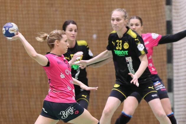 180331-BVB-Handballdamen vs TUS Metzingen; Saison 2017 18; 1. Bundesliga, Spiel 19, Sporthalle Wellinghoven, Dortmund Mirjja Obradiovic umspietl Nadja Mansson und Mira Emberovics Dortmund Copyright: xEIBNER Wolfgang_Stummbilligx EP_EER