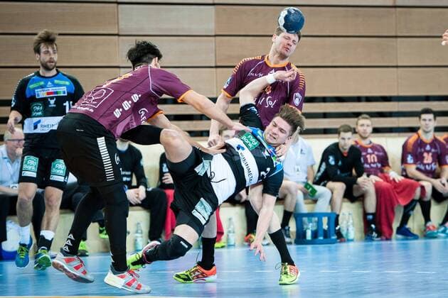 Felix Handschke (Nr.22, Vikings) wird unsaft gebremst von Savvas Savvas (Nr.77, Hildesheim) und Fynn Wiebe (Nr.24, Hildesheim) HC Rhein Vikings vs. Eintracht Hildesheim, Handball, 2. Bundesliga, 31.03.18 Düsseldorf NRW Deutschland Castello