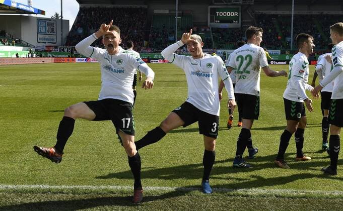 Themen der Woche - SPORT Bilder des Tages - SPORT 01.04.2018 - Fussball - Saison 2017 2018 - 2. Fussball - Bundesliga - 28. Spieltag: SpVgg Greuther Fürth ( Kleeblatt ) - FC Union Berlin ( Eisernen ) - - Torjubel Jubel Freude nac Treffer Tor Torschuß zum 2:1 durch Fabian Reese (17, SpVgg Greuther Fürth ) - Fabian Reese (17, SpVgg Greuther Fürth ) Maximilian Wittek (3, SpVgg Greuther Fürth ) *** 01 04 2018 Football Season 2017 2018 2 Football Bundesliga 28 Gameday SpVgg Greuther Fürth Cloverleaf FC Union Berlin Iron Mania Jubilation Freude nac Goal Goal Scorer to 2 1 by Fabian Reese 17 SpVgg Greuther Fürth Fabian Reese 17 SpVgg Greuther Fürth Maximilian Wittek 3 SpVgg Greuther Fürth