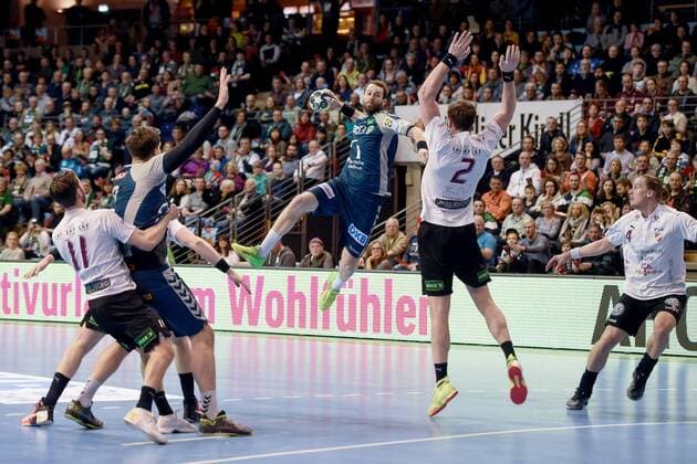 Handball, Herren, EHF-Pokal, Saison 2017 18, Gruppe B, Füchse Berlin - Lugi HF, Anders Hallberg (Nr. 11, Lugi HF), Erik Schmidt (Nr. 28, Füchse Berlin), Steffen Fäth (Nr. 23, Füchse Berlin), Jakob Wickman-Modigh (Nr. 2, Lugi HF), 01.04.18, Copyright: xMichaelxHundtx xMatthiasxKochx