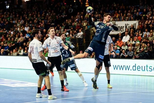 Handball, Herren, EHF-Pokal, Saison 2017 18, Gruppe B, Füchse Berlin - Lugi HF, Anders Hallberg (Nr. 11, Lugi HF), Niclas Paradis (Nr. 7, Lugi HF), Erik Schmidt (Nr. 28, Füchse Berlin), 01.04.18, Copyright: xMichaelxHundtx xMatthiasxKochx