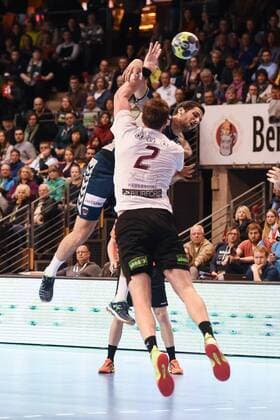 Handball, Herren, EHF-Pokal, Saison 2017 18, Gruppe B, Füchse Berlin - Lugi HF, Stipe Mandalinic (Nr. 9, Füchse Berlin), Jakob Wickman-Modigh (Nr. 2, Lugi HF), 01.04.18, Copyright: xMichaelxHundtx xMatthiasxKochx