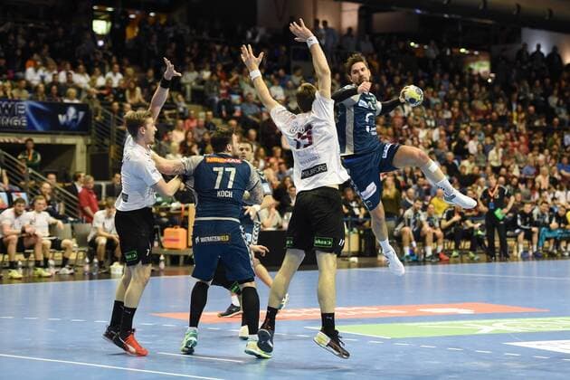 Handball, Herren, EHF-Pokal, Saison 2017 18, Gruppe B, Füchse Berlin - Lugi HF, Niclas Paradis (Nr. 7, Lugi HF), Johan Koch (Nr. 77, Füchse Berlin), Otto Lagerguist (Nr. 19, Lugi HF), Fabian Wiede (Nr. 3, Füchse Berlin), 01.04.18, Copyright: xMichaelxHundtx xMatthiasxKochx