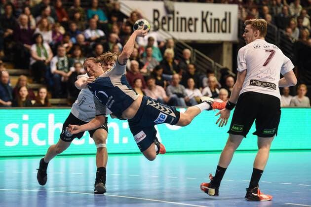 Handball, Herren, EHF-Pokal, Saison 2017 18, Gruppe B, Füchse Berlin - Lugi HF, Karl Wallinius (Nr. 9, Lugi HF), Mattias Zachrisson (Nr. 21, Füchse Berlin), Niclas Paradis (Nr. 7, Lugi HF), 01.04.18, Copyright: xMichaelxHundtx xMatthiasxKochx