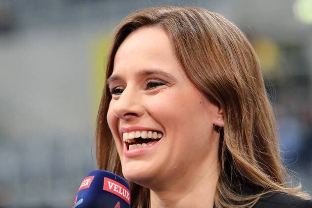 Christina Rann (Moderatorin, Sky TV, Fernsehen), Einzelbild, Aktion, Action, Porträt, Portrait, lacht, lachen, fröhlich, strahlend, optimistisch, Handball, Champions League, Rhein-Neckar Löwen - PGE Vive Kielce,