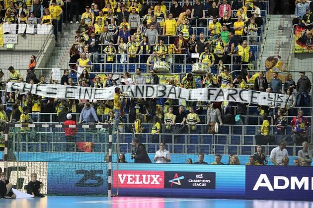 Fans der Rhein-Neckar Löwen mit dem Banner: EHF = Eine Handball Farce , Protest gegen den Verband, Fans, Publikum, Zuschauer, Stimmung, Atmosphäre, Stadion, Handball, Champions League, Rhein-Neckar Löwen - PGE Vive Kielce,