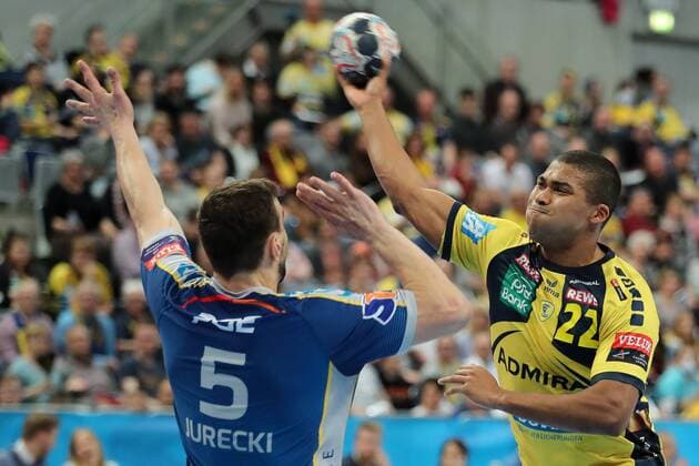 v.li.: Michal Jurecki (Kielce, 5), Mads Mensah Larsen (RNL, 22), Aktion, Action, Spielszene, Handball, Champions League, Rhein-Neckar Löwen - PGE Vive Kielce,