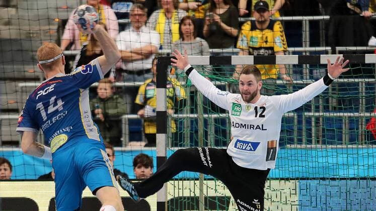 v.li.: Karol Bielecki (Kielce, 14), Andreas Palicka (Torwart, RNL, 12), Siebenmeter, 7-Meter, Strafwurf, Aktion, Action, Spielszene, Handball, Champions League, Rhein-Neckar Löwen - PGE Vive Kielce,