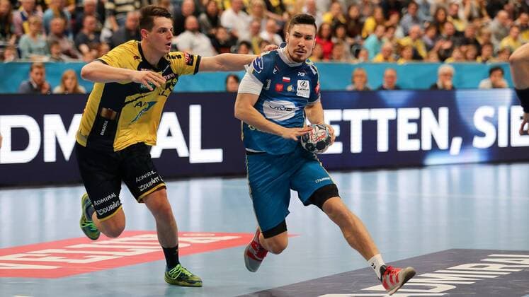 v.li.: Filip Taleski (RNL, 28), Alex Dujshebaev Dovichevaeva (Kielce, 10), Zweikampf, Spielszene, Duell, duel, tackle, tackling, Dynamik, Action, Aktion, Handball, Champions League, Rhein-Neckar Löwen - PGE Vive Kielce,