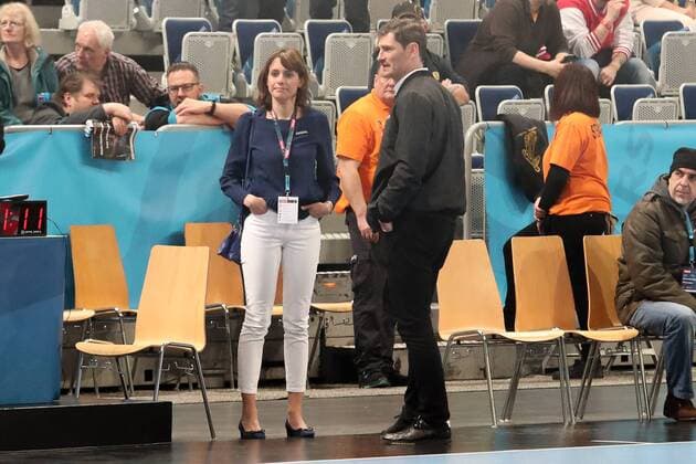 v.li.: Jennifer Kettemann (Geschäftsführerin, RNL), Henning Fritz (ehemaliger Nationaltorwart, Experte bei sky), im Gespräch vor dem Spiel, Handball, Champions League, Rhein-Neckar Löwen - PGE Vive Kielce,