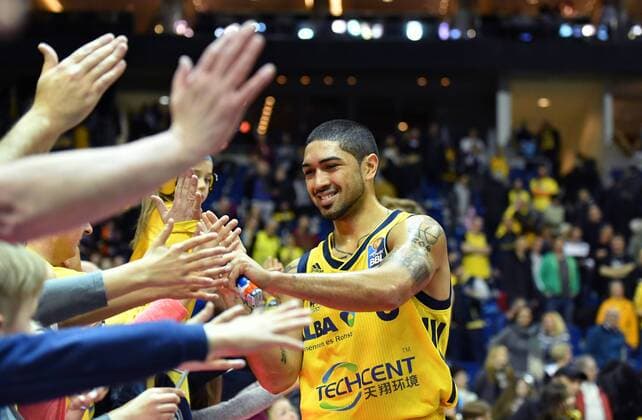 Peyton Siva (ALBA), klatscht nach dem Spiel die Fans ab ALBA Berlin - s. Oliver Baskets Würzburg Basketball, easy Credit BBL , Herren, men, Saison 2017 2018 Berlin, 1.4.2018 , Mercedes-Benz Arena