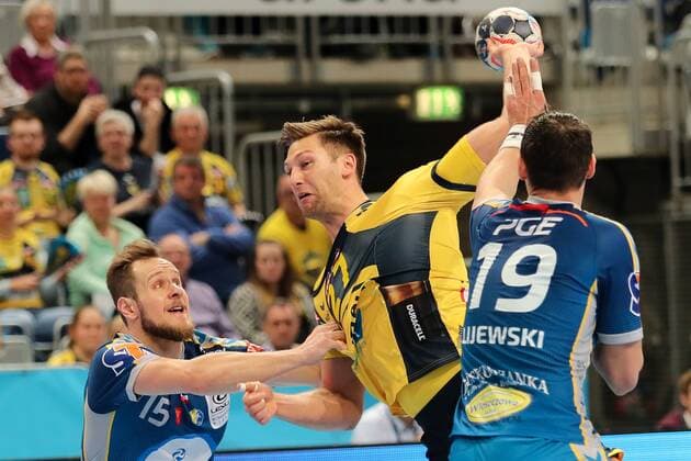 v.li.: Mateusz Jachlewski (Kielce, 15), Harald Reinkind (RNL, 27), Krzysztof Lijewski (Kielce, 19), Zweikampf, Spielszene, Duell, duel, tackle, tackling, Dynamik, Action, Aktion, Handball, Champions League, Rhein-Neckar Löwen - PGE Vive Kielce,
