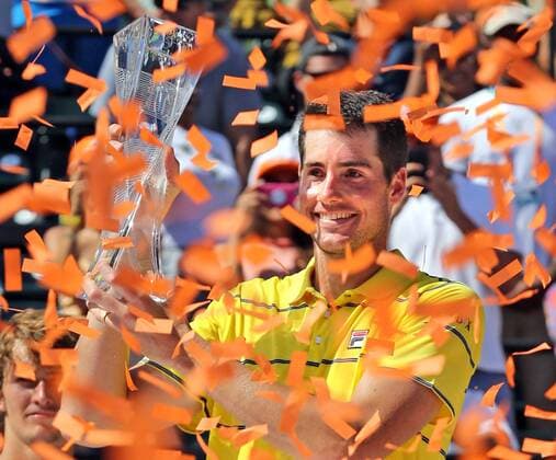 Themen der Woche - SPORT Bilder des Tages - SPORT April 1, 2018 - FL, USA - John Isner holds the trophy after defeating Alexander Zverev in three sets on Sunday, April 1, 2018 during the men s final at the Miami Open on Key Biscayne, Fla. Miami Open men s final - April 1, 2018 - ZUMAm67_ 20180401_zaf_m67_019 Copyright: xCharlesxTrainorxJrx