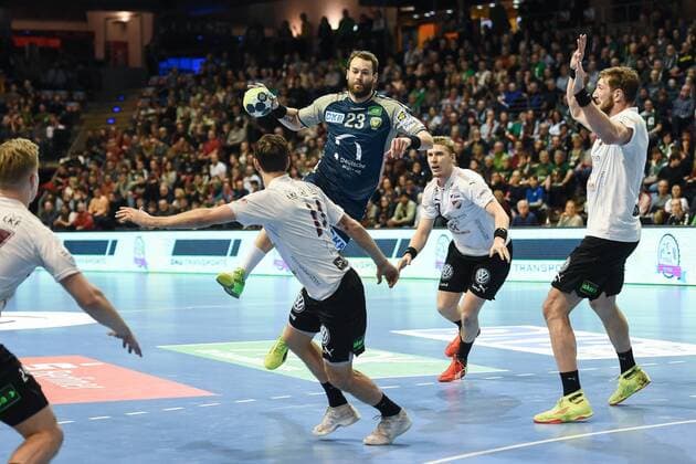 Handball, Herren, EHF-Pokal, Saison 2017 18, Gruppe B, Füchse Berlin - Lugi HF, Anders Hallberg (Nr. 11, Lugi HF), Steffen Fäth (Nr. 23, Füchse Berlin), Niclas Paradis (Nr. 7, Lugi HF), Jakob Wickman-Modigh (Nr. 2, Lugi HF), 01.04.18, Copyright: xMichaelxHundtx xMatthiasxKochx
