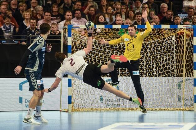 Handball, Herren, EHF-Pokal, Saison 2017 18, Gruppe B, Füchse Berlin - Lugi HF, Fabian Wiede (Nr. 3, Füchse Berlin), Jakob Wickman-Modigh (Nr. 2, Lugi HF), TW Petr Stochl (Nr. 71, Füchse Berlin), 01.04.18, Copyright: xMichaelxHundtx xMatthiasxKochx