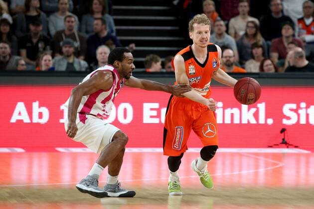 Josh Mayo ( Telekom Baskets Bonn ) Per Guenther ( ratiopharm ulm ), ratiopharm ulm vs Telekom Baskets Bonn, esayCredit Basketball Bundesliga, Basketball, 01.04.2018, Neu Ulm Copyright: xEIBNER HarryxLangerx EP_HLR