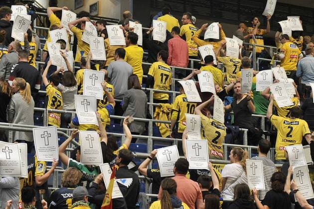 Rhein Neckar Loewen - PGE Vive Kielce Die Loewen Fans zeigen was sie von der EHF halten beim Spiel in der Champions League, Rhein Neckar Loewen - PGE Vive Kielce. Mannheim. 01.04.18 Handball Achtelfinale-Rückspiel , Mannheim Baden Wuerttemberg Deutschland SAP Arena