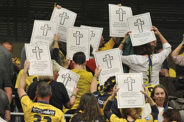 Rhein Neckar Loewen - PGE Vive Kielce Die Loewen Fans zeigen was sie von der EHF halten beim Spiel in der Champions League, Rhein Neckar Loewen - PGE Vive Kielce. Mannheim. 01.04.18 Handball Achtelfinale-Rückspiel , Mannheim Baden Wuerttemberg Deutschland SAP Arena