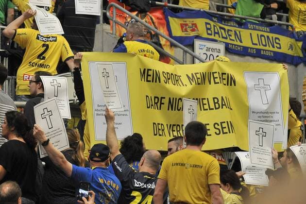 Rhein Neckar Loewen - PGE Vive Kielce Die Loewen Fans zeigen was sie von der EHF halten beim Spiel in der Champions League, Rhein Neckar Loewen - PGE Vive Kielce. Mannheim. 01.04.18 Handball Achtelfinale-Rückspiel , Mannheim Baden Wuerttemberg Deutschland SAP Arena