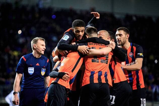 Players of Shakhtar Donetsk react to winning the Ukrainian Premier League Matchday 25 game against FC Zoria Luhansk at the Slavutych Arena in Zaporizhzhia, southeastern Ukraine, April 1, 2018. Ukrinform. ZAPORIZHZHIA. FC Shakhtar Donetsk has scored a 3-0 win over FC Zoria Luhansk in the Ukrainian Premier League Matchday 25 game at the Slavutych Arena in Zaporizhzhia. Midfielder Taison planted the opener with five minutes to go before the end of the first half. After the break, Pitmen s forward Facundo Ferreyra scored in the 61st minute, while the debutant, forward Olarenwaju Kayode sealed Shakhtar s lead in added time. Shakhtar smashes Zoria 3-0 in Zaporizhzhia  Copyright: xDmytroxSmolyenkox