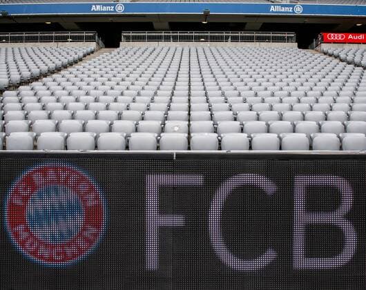 31. Maerz 2018: Muenchen, Allianz Arena: Fussball 1. Bundesliga, 28. Spieltag: FC Bayern Muenchen - Borussia Dortmund: Ueberblick ueber die leere Allianz Arena in Muenchen, Heimstaette des FC Bayern Muenchen. Im Sommer 2018 werden die alten grauen Sitze entfernt und durch neue Sitze in den Vereinsfarben rot und weiss ersetzt. Diese bilden dann den Schriftzug Mia san Mia sowie den Vereinsnamen und das Vereinslogo.