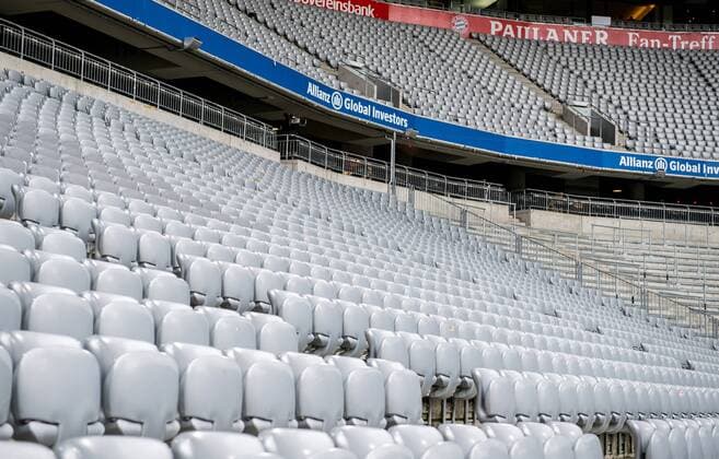 31. Maerz 2018: Muenchen, Allianz Arena: Fussball 1. Bundesliga, 28. Spieltag: FC Bayern Muenchen - Borussia Dortmund: Ueberblick ueber die leere Allianz Arena in Muenchen, Heimstaette des FC Bayern Muenchen. Im Sommer 2018 werden die alten grauen Sitze entfernt und durch neue Sitze in den Vereinsfarben rot und weiss ersetzt. Diese bilden dann den Schriftzug Mia san Mia sowie den Vereinsnamen und das Vereinslogo.