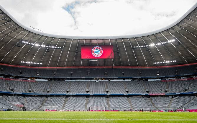 31. Maerz 2018: Muenchen, Allianz Arena: Fussball 1. Bundesliga, 28. Spieltag: FC Bayern Muenchen - Borussia Dortmund: Ueberblick ueber die leere Allianz Arena in Muenchen, Heimstaette des FC Bayern Muenchen. Im Sommer 2018 werden die alten grauen Sitze entfernt und durch neue Sitze in den Vereinsfarben rot und weiss ersetzt. Diese bilden dann den Schriftzug Mia san Mia sowie den Vereinsnamen und das Vereinslogo. *** 31 March 2018 Munich Allianz Arena Football 1 Bundesliga 28 Matchday FC Bayern Muenchen Borussia Dortmund Overview of the empty Allianz Arena in Munich Home of FC Bayern Munich In the summer of 2018, the old gray seats are removed and replaced by new seats in the club colors red and white then form the lettering Mia san Mia and the club name and the club logo