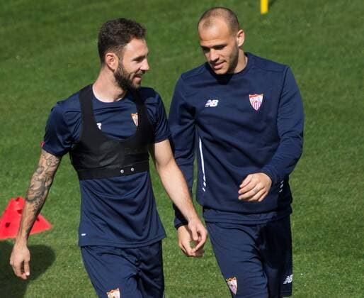 Sevilla FC players (L to R) Miguel Layun and Sandro Garcia attend the team s training session at the city in Seville, Spain, 02 April 2018. Sevilla FC will face FC Bayern Munich in a Champions League match 03 April 2018. Sevilla FC training session !ACHTUNG: NUR REDAKTIONELLE NUTZUNG!  Copyright: xRAÚLxCAROx GRAF4427 20180402-636582795534304382