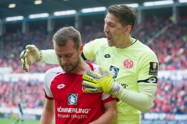 Torwart Rene ADLER (re., MZ) ist stolz auf Daniel BROSINSKI (MZ), halbe Figur, Halbfigur, Gestik, Geste, Fussball 1. Bundesliga, 28. Spieltag, 1. FSV Mainz 05 (MZ) - Borussia Moenchengladbach (MG) 0:0, am 01.04.2018 in Mainz Deutschland. Â