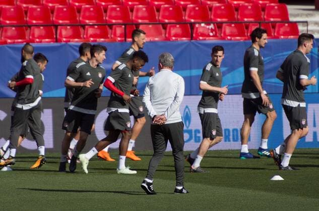Bayern Munich s coach Jupp Heynckes (C) participates in a training session of the team at the Ramon Sanchez Pizjuan stadium in Seville, Spain, 02 April 2018. The German team will face Sevilla FC tomorrow for a UEFA Champions League quarter-final first leg match. Bayern Munich s training session in Seville !ACHTUNG: NUR REDAKTIONELLE NUTZUNG!  Copyright: xRaulxCaroxCadenasx SEV01 20180402-636582946399014981