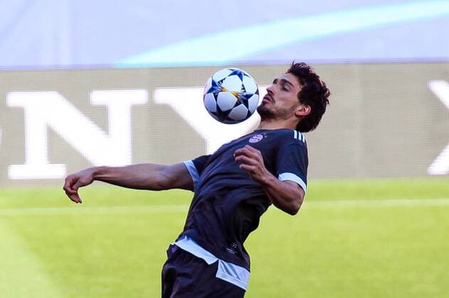 Bilder des Tages - SPORT 2nd April 2018, Ramon Sanchez Pizjuan, Seville, Spain; UEFA Champions League football, Sevilla versus Bayern Munich, pre match press conference PK Pressekonferenz and training session; Matt Hummels of Bayern Munich controls a ball during the training session  ActionPlus12007899